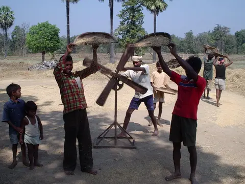 वंजिङ तूळ्हतना  Winnowing paddy