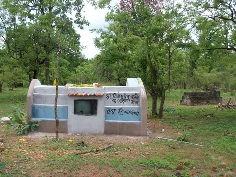 गुमया, आलेंगा  A tomb at Alenga