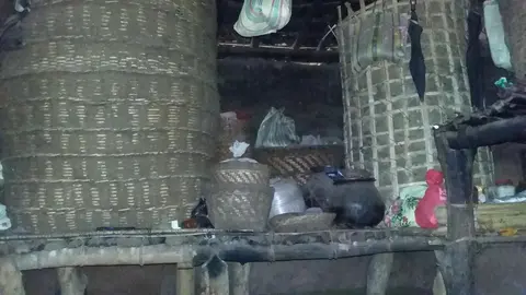 वंजिङ तासनद डूटि/ डोमे  Containers made from bamboo for storing rice paddy