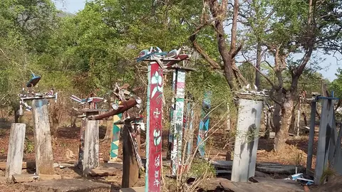 कलबंडाङ, मिळ्दपलि  Memorial stones at Midadapalli