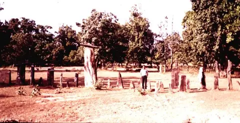 कलबंडाङ, गुरुपलि  Memorial stones in Gurupalli